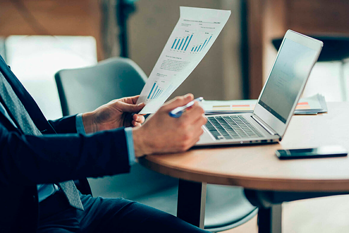 arbejder_på_computer_data