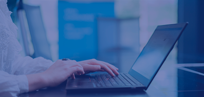 arbejder_ved_computer_intect