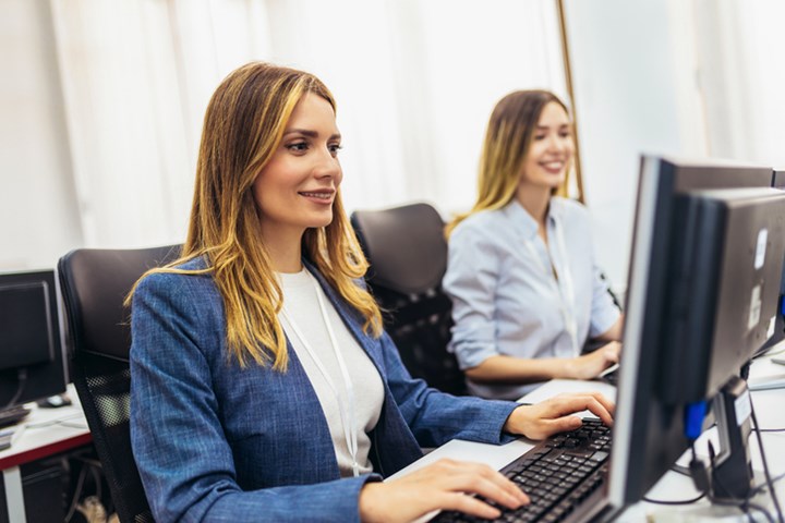 Kvinde Arbejder Kontor Kollega